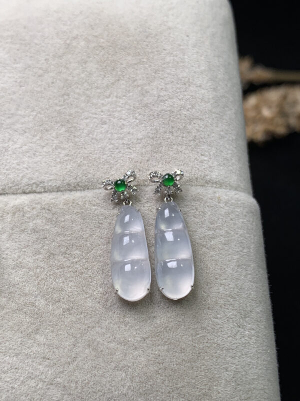 Front view of 18K gold high-ice drop jade earrings with seeded bean-shaped jade stones