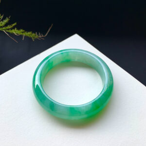 55.4mm Sparkling Apple Green Jade Bracelet