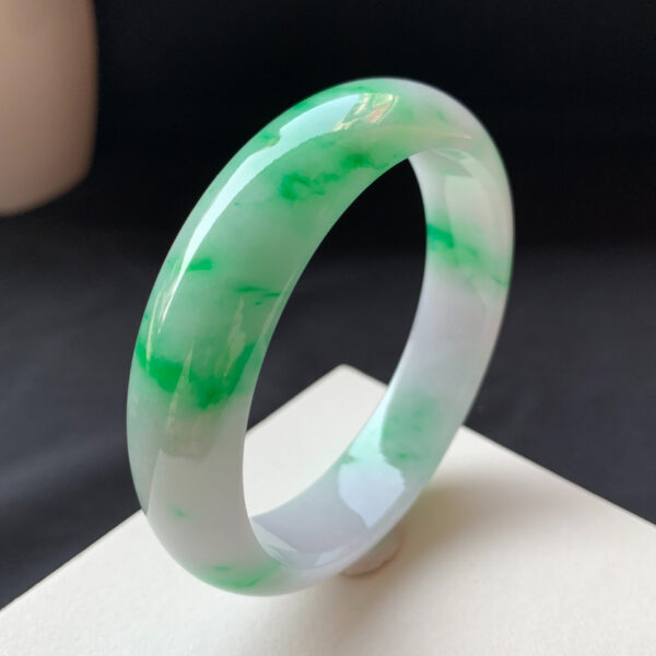 Packaging and presentation box of genuine jade bracelets bright green bangle