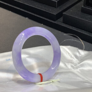 Alt文本：Lavender jade bangle bracelet in thick round shape, full view