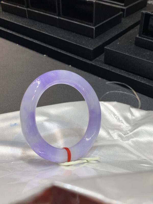 Alt文本：Lavender jade bangle bracelet in thick round shape, full view