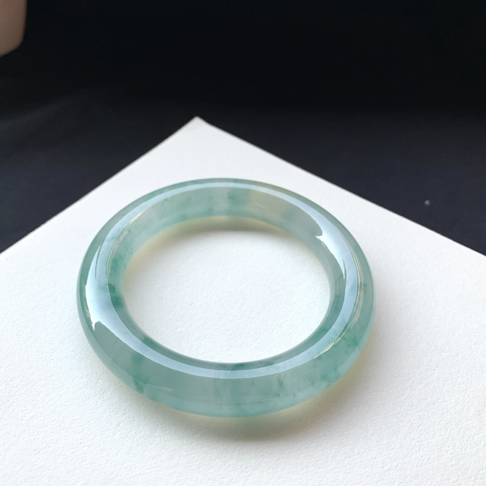Elegant green jade bracelet with smooth round shape