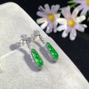 Front view of 18K gold jade earring with full green gourd-shaped jade, size 14.8×6.8×5.4mm