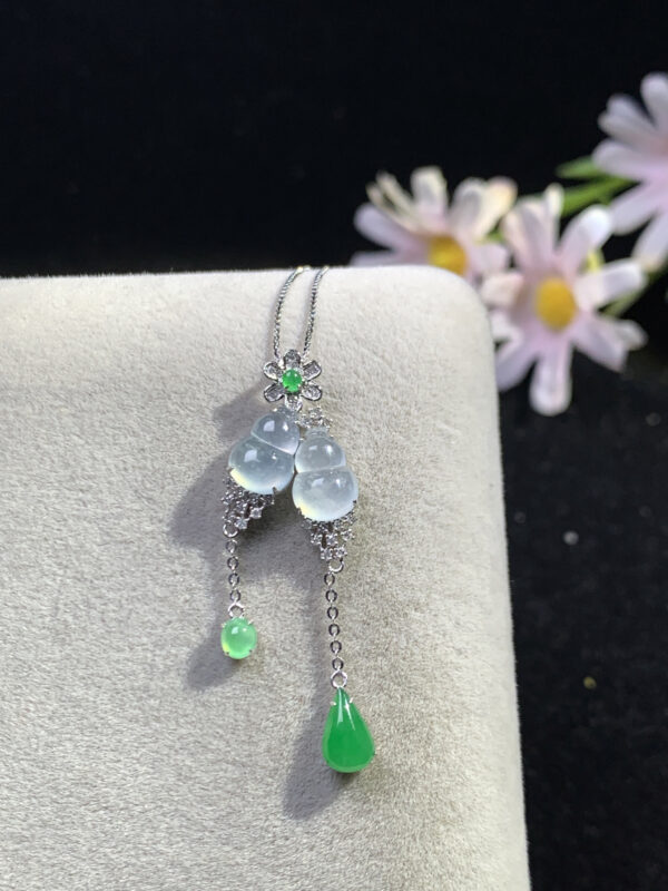 Front view of 18K gold jade pendant necklace with high icy jadeite gourd design