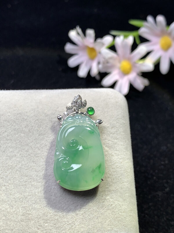 Front view of 18K gold jade pendant necklace with icy green Ruyi design, size 33.3×17.4×6.2mm