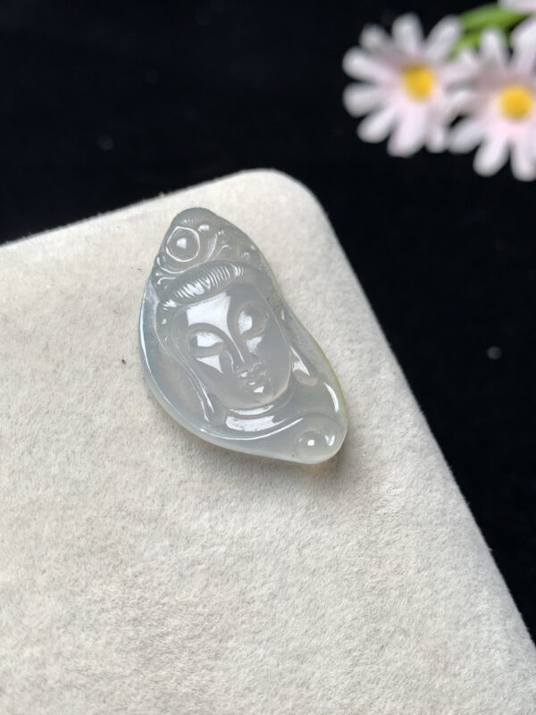 jade statue of Guanyin head pendant in high-ice jade