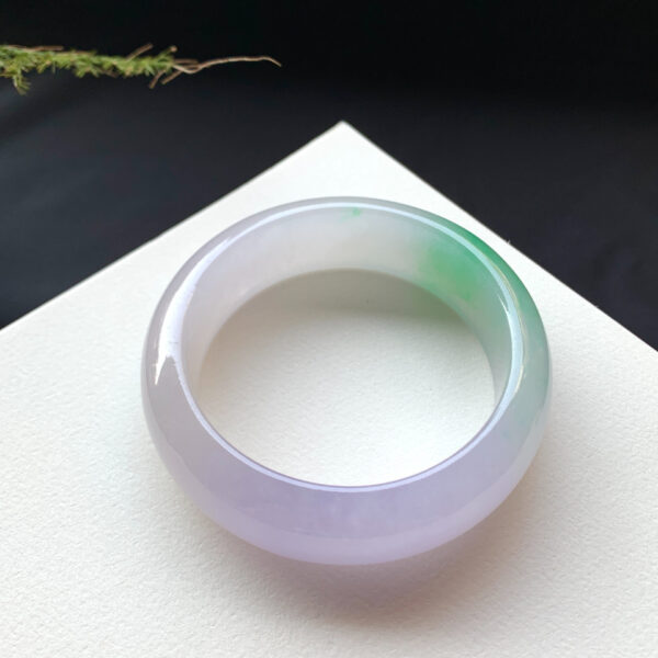 Elegant spring-colored jade stone bracelet with a simple, versatile design for everyday wear.