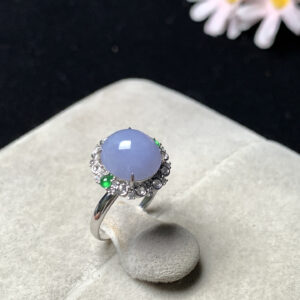 Front view of 18K gold lavender jade wedding ring