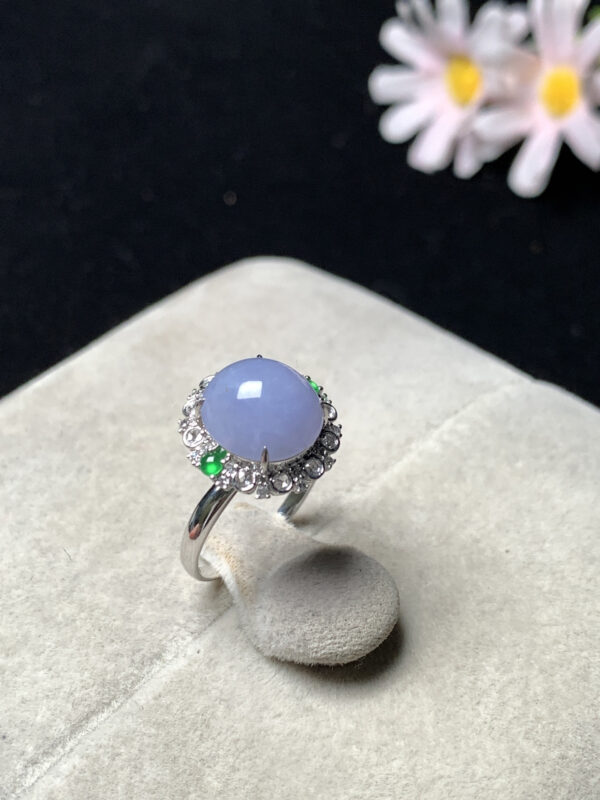 Front view of 18K gold lavender jade wedding ring