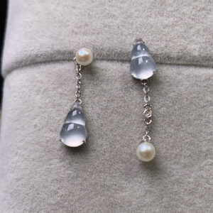 Front view of 18K gold white jade earrings featuring high-ice gourd-shaped jade