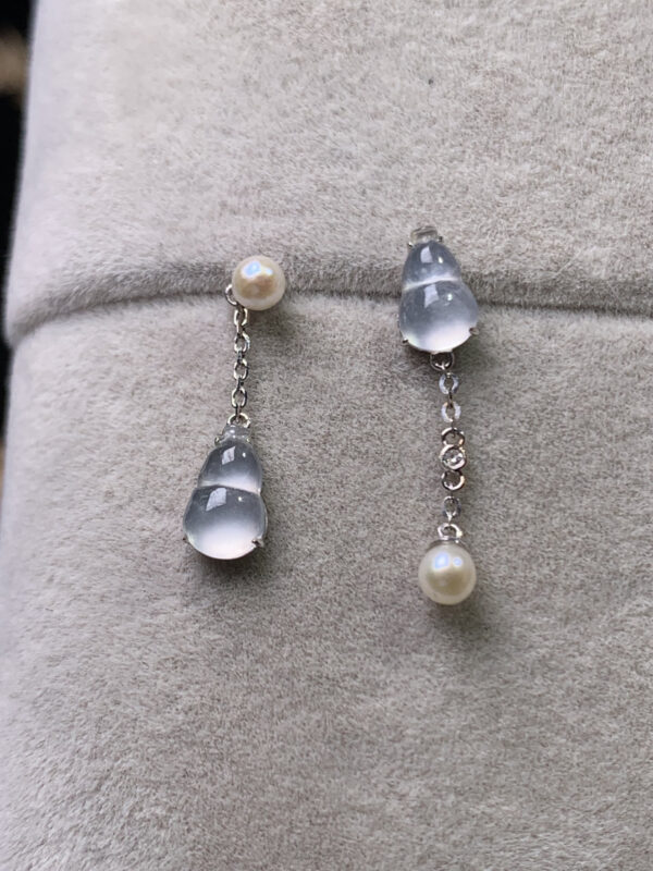 Front view of 18K gold white jade earrings featuring high-ice gourd-shaped jade