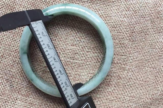 How to measure bracelet size for different bracelet types like bangles, chains, and stretch bracelets