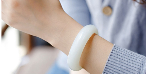 How to measure bracelet size accurately using a soft tape measure on the wrist