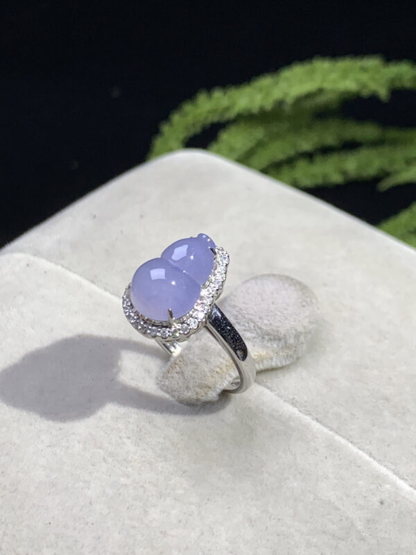 18K violet jade gourd ring, a natural jade wedding band carved from authentic violet jadeite with exquisite craftsmanship.