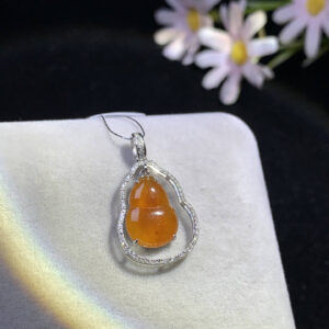 18K Red-Brown Gourd Jadeite Pendant | 13.2mm x 9.9mm x 3.4mm | Elegant & Symbolic Design