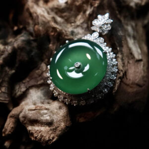 18K Gold Lake-Green Jadeite Peace Pendant – 34.8×25×10.2mm, Calming & Elegant Design