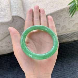 Full Green Jadeite Bangle in Vivid Yang Green – 52.6mm Round | Fine Old Mine Jade
