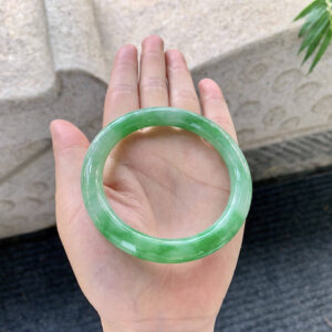 Floating Spicy Green Jadeite Bangle – 56.3mm Round | Fine-Grain Texture with Natural Line